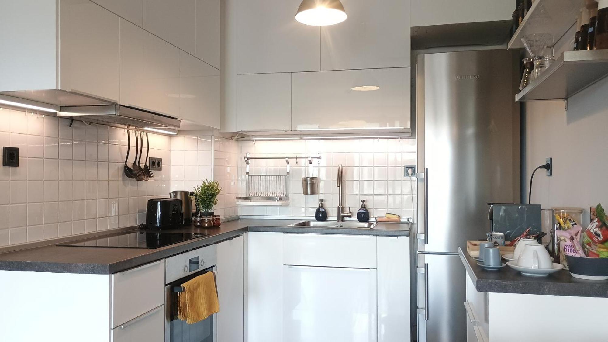 Modern Comfort Near Airport, The Mall, Techpark By Keybox Apartemen *